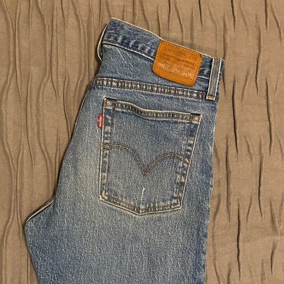 Levi’s Premium Wedgie Distressed High Rise Jean - Picture 3 of 4